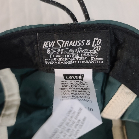 Levi's Cap with drawstring closure. - Picture 3 of 4